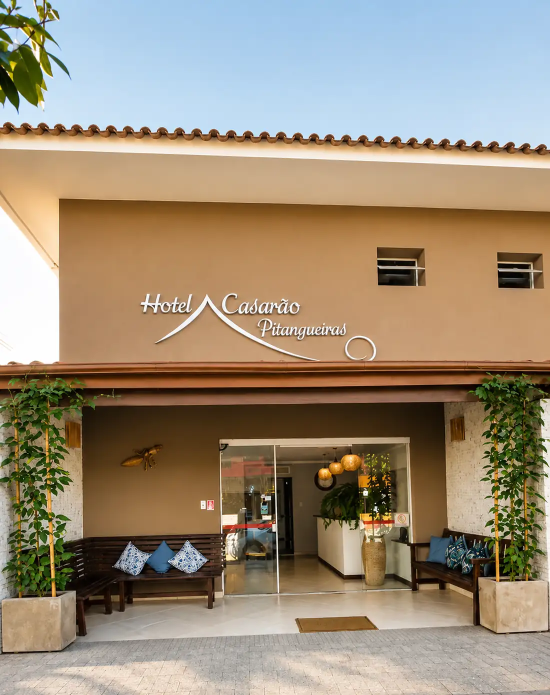 Hotel Casarão Pitangueiras entrance.